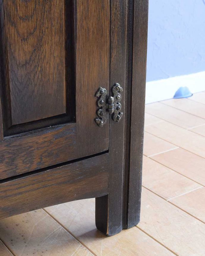 アンティーク家具 お花の彫りが華やかな英国のアンティークカップボード(キャビネット)。女性1人でもラクに運べちゃうヒミツHandleのアンティークは、脚の裏にフェルトキーパーをお付けしているので、床を滑らせれば女性でも移動がカンタンに出来ます!ご安心下さい。(q-1818-f)