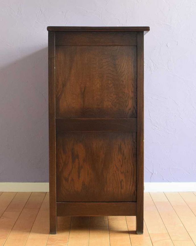 アンティーク家具 お花の彫りが華やかな英国のアンティークカップボード(キャビネット)。横から見ても美しいですどこから見られてもいいようにしっかり修復しました。(q-1818-f)