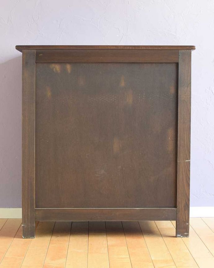 アンティーク家具 お花の彫りが華やかな英国のアンティークカップボード(キャビネット)。後ろ姿もキレイですアンティークは新品ではないので、経年変化によるキズはありますが、専門の職人がキレイにお直しをしているので、後ろ姿もキレイです。(q-1818-f)