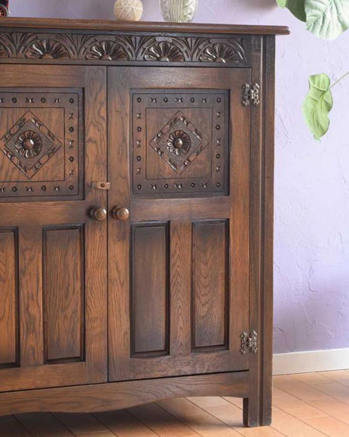 アンティーク家具 お花の彫りが華やかな英国のアンティークカップボード(キャビネット)。キレイに修復しましたこのタイプの修復には自信があります!専門の職人がしっかりお直ししたので安心してお使い下さい。(q-1818-f)