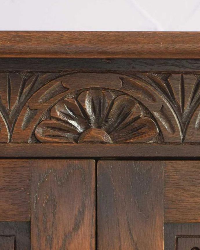 アンティーク家具 お花の彫りが華やかな英国のアンティークカップボード(キャビネット)。いろんな場所で見えるこだわり彫のデザインもいろいろありますが、個人的に美しいと思える女性らしく優雅な彫を選んできました。(q-1818-f)