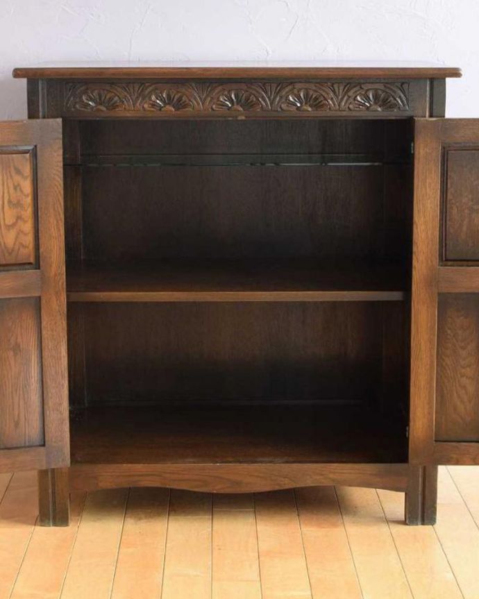 アンティーク家具 お花の彫りが華やかな英国のアンティークカップボード(キャビネット)。扉の中を見てみると・・・中には木製の棚板が。(q-1818-f)