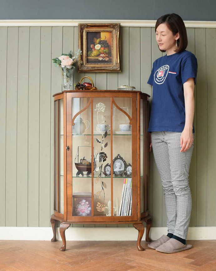 アンティークのキャビネット アンティーク家具 バラの模様が美しい英国のアンティークガラスキャビネット。キラキラな毎日が過ごせるガラスのキャビネットガラス面に描かれたキラキラの絵が美しいガラスのキャビネット。(q-1819-f)