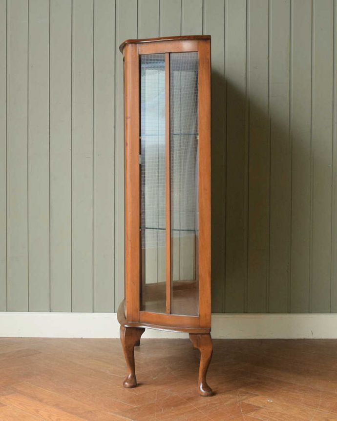 アンティークのキャビネット アンティーク家具 バラの模様が美しい英国のアンティークガラスキャビネット。サイドからもたっぷりの光背板の部分以外は全てガラス。(q-1819-f)