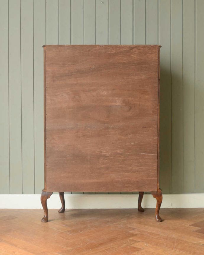 アンティークのキャビネット アンティーク家具 バラの模様が美しい英国のアンティークガラスキャビネット。キレイに修復しました!アンティークは新品ではないので、経年変化によるキズはありますが、専門の職人がキレイにお直しをしているので、後ろ姿もキレイです。(q-1819-f)