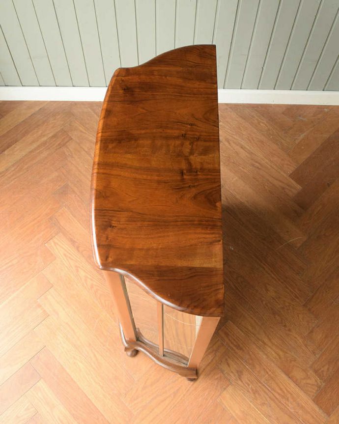 アンティークのキャビネット アンティーク家具 バラの模様が美しい英国のアンティークガラスキャビネット。こんな形をしたキャビネットです。(q-1819-f)