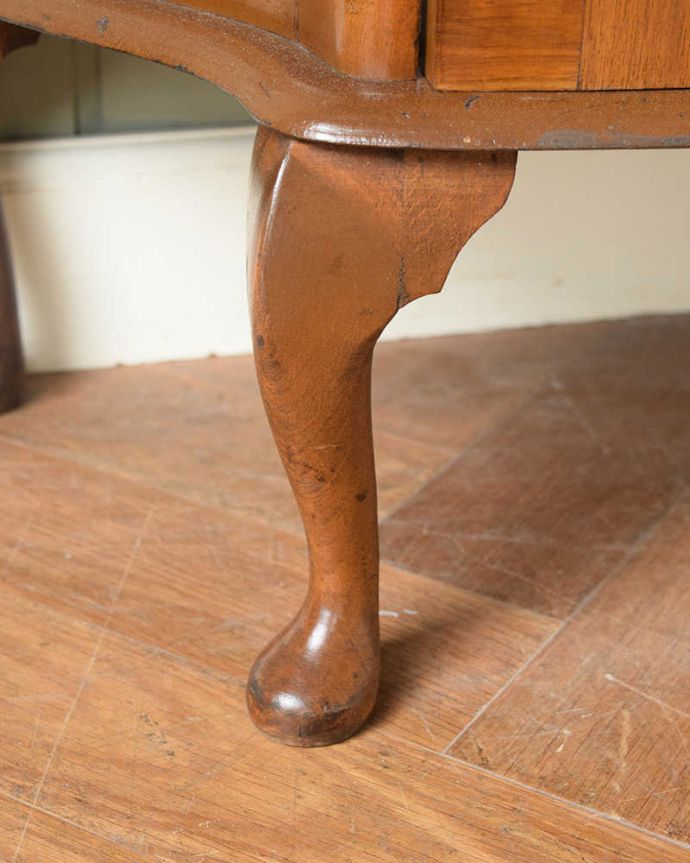 アンティークのキャビネット アンティーク家具 バラの模様が美しい英国のアンティークガラスキャビネット。女性1人でもラクに運べちゃうヒミツHandleのアンティークは、脚の裏にフェルトキーパーをお付けしているので、床を滑らせれば女性でも移動がカンタンに出来ます!。(q-1819-f)