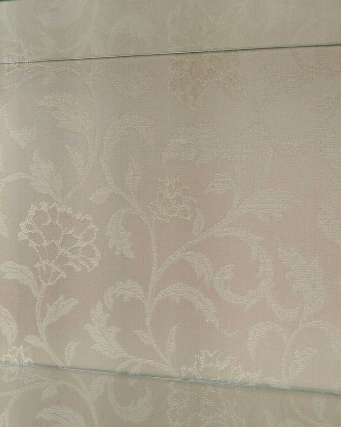 アンティークのキャビネット アンティーク家具 バラの模様が美しい英国のアンティークガラスキャビネット。新しく貼り替えましたキャビネットに似合う生地を選んで張り替えた背板。(q-1819-f)