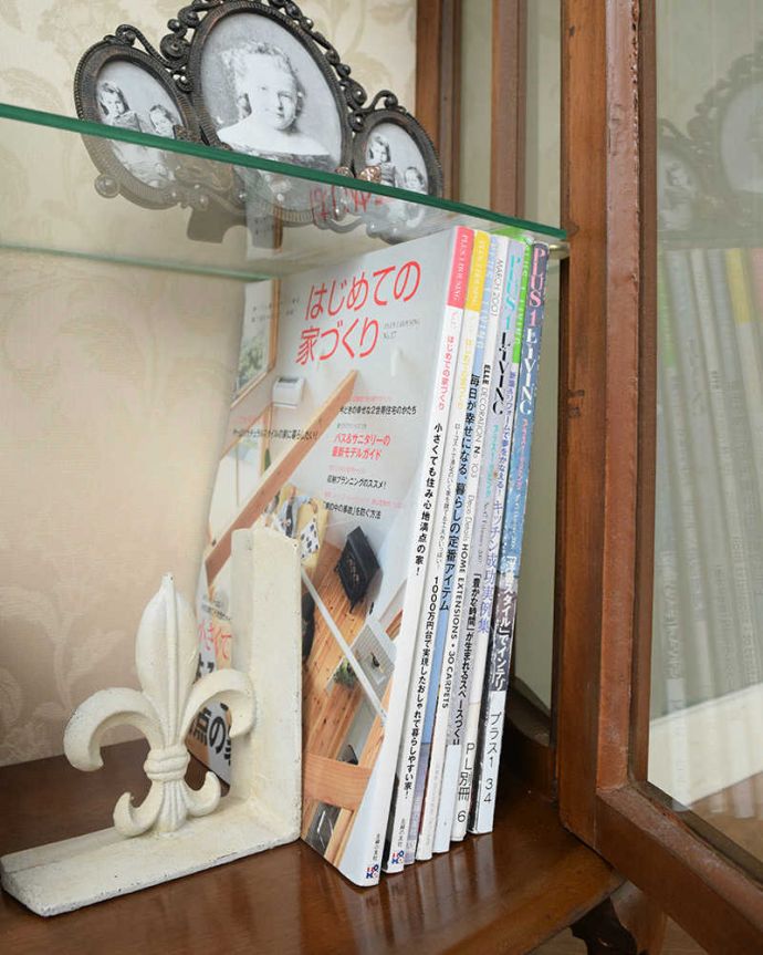 アンティークのキャビネット アンティーク家具 バラの模様が美しい英国のアンティークガラスキャビネット。扉の中は収納たっぷりA4サイズの雑誌までしっかり収納出来ちゃう大きさ。(q-1819-f)