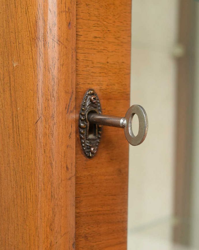 アンティークのキャビネット アンティーク家具 バラの模様が美しい英国のアンティークガラスキャビネット。開ける度にワクワクする取っ手鍵が取っ手になっているので、中を開ける度にまるで宝箱を開ける気分です。(q-1819-f)