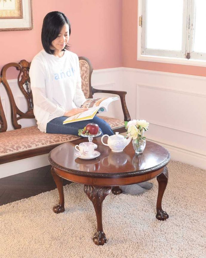 アンティークのテーブル アンティーク家具 丸い形が華やかなアンティーク家具、クロウ&ボウルがかっこいいコーヒーテーブル。優雅な時間が過ごせる英国スタイルのコーヒーテーブルどんな場所に置いても美しいデザインでみんなを魅了する英国アンティーク。(q-1820-f)