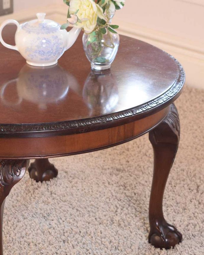 アンティークのテーブル アンティーク家具 丸い形が華やかなアンティーク家具、クロウ&ボウルがかっこいいコーヒーテーブル。英国らしいデザインのうつくしさにうっとり・・・脚のデザインだけ見ても、アンティークらしさが感じられるんです。(q-1820-f)