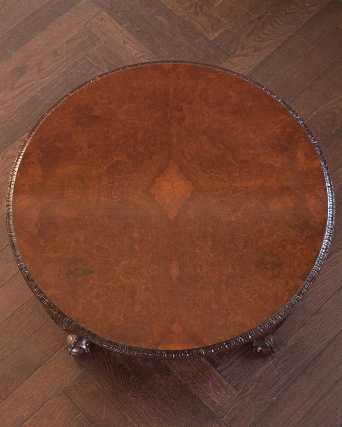 アンティークのテーブル アンティーク家具 丸い形が華やかなアンティーク家具、クロウ&ボウルがかっこいいコーヒーテーブル。天板を上から見ると・・・コーヒーテーブルの天板は毎日使う場所だから専門の職人がしっかり修復しました。(q-1820-f)