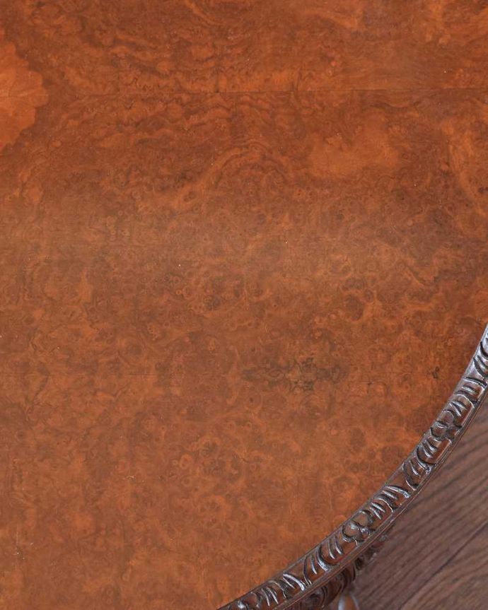 アンティークのテーブル アンティーク家具 丸い形が華やかなアンティーク家具、クロウ&ボウルがかっこいいコーヒーテーブル。近づいて見てみると・・・アンティークはもちろん新品ではないので小さなキズや汚れはありますが、キレイにお直ししたので満足して頂ける自信があります!。(q-1820-f)