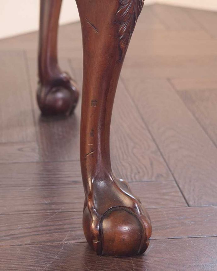 アンティークのテーブル アンティーク家具 丸い形が華やかなアンティーク家具、クロウ&ボウルがかっこいいコーヒーテーブル。持ち上げなくても移動できます!Handleのアンティークは、脚の裏にフェルトキーパーをお付けしていますので、床を滑らせてれば移動が簡単です。(q-1820-f)