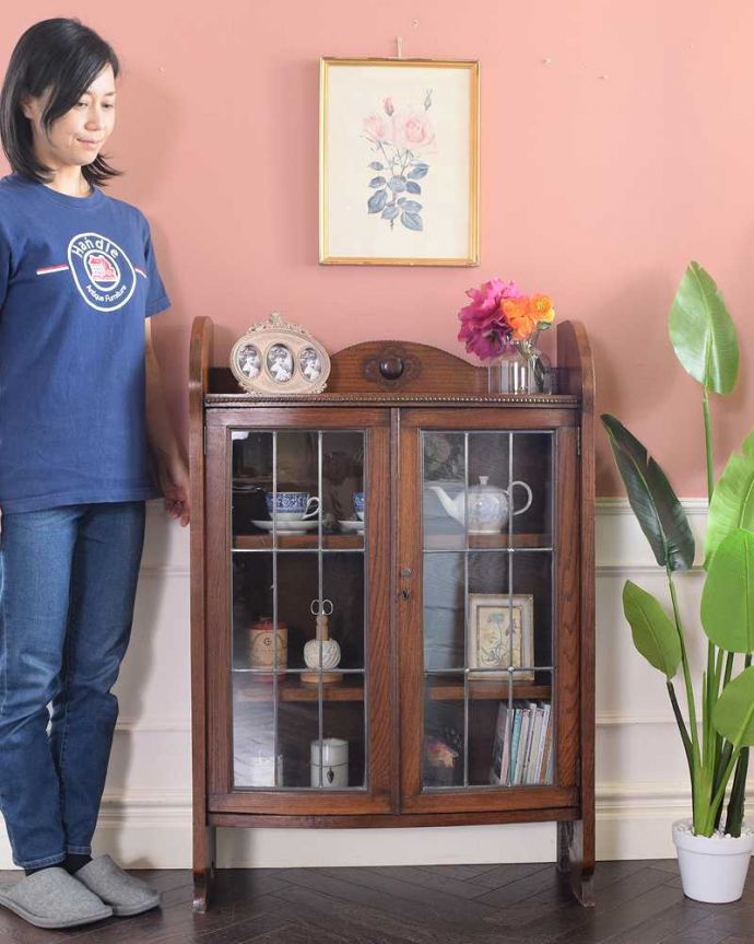 アンティークのキャビネット　アンティーク家具　英国から届いたアンティーク家具、ガラス扉のデザインが美しい木製のブックケース（本棚） 。ステンドグラスの扉が美しいキャビネット扉がステンドグラスになっているから、キャビネットとステンドグラスの両方を一気に手に入れることが出来ちゃうんです。(q-1821-f)