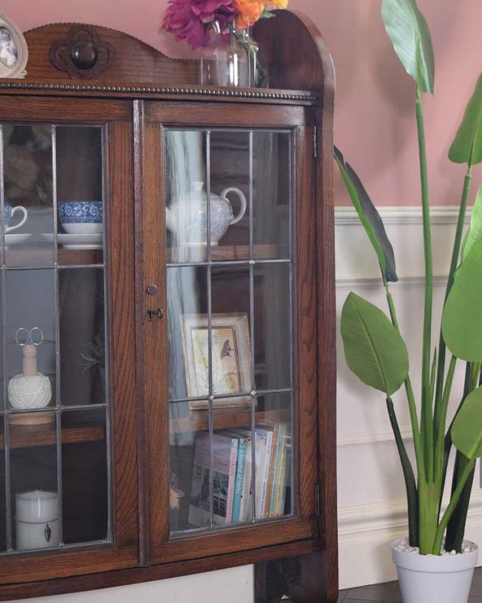 アンティークのキャビネット　アンティーク家具　英国から届いたアンティーク家具、ガラス扉のデザインが美しい木製のブックケース（本棚） 。まずはステンドグラスを楽しみましょう現代のように機械が発達していない時代に作られたステンドグラス。(q-1821-f)