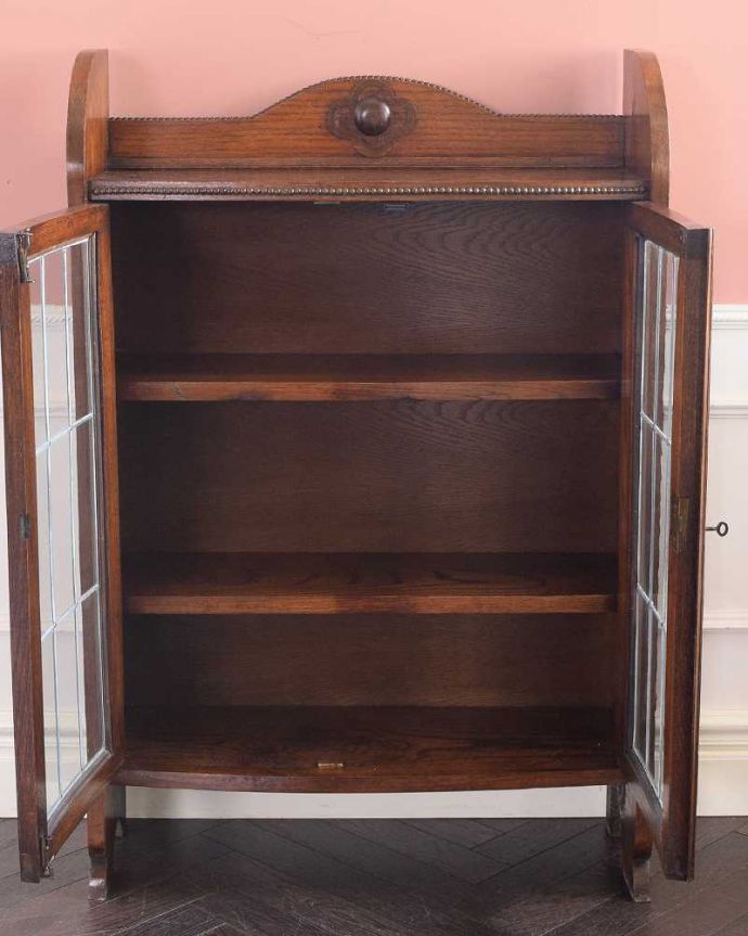 アンティークのキャビネット　アンティーク家具　英国から届いたアンティーク家具、ガラス扉のデザインが美しい木製のブックケース（本棚） 。扉を開けた内側はこんな感じですキャビネットの中も職人がしっかり修復したのでキレイです。(q-1821-f)