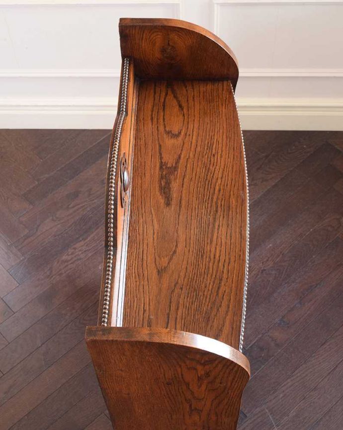 アンティークのキャビネット　アンティーク家具　英国から届いたアンティーク家具、ガラス扉のデザインが美しい木製のブックケース（本棚） 。天板もキレイに仕上げました。(q-1821-f)