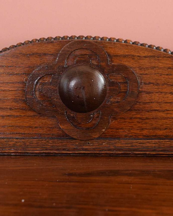 アンティークのキャビネット　アンティーク家具　英国から届いたアンティーク家具、ガラス扉のデザインが美しい木製のブックケース（本棚） 。いろんな場所にこだわり彫のデザインもいろいろです。(q-1821-f)