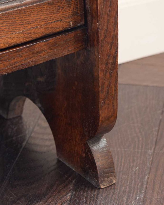 アンティークのキャビネット　アンティーク家具　英国から届いたアンティーク家具、ガラス扉のデザインが美しい木製のブックケース（本棚） 。女性１人でもラクに運べちゃうヒミツHandleのアンティークは、脚の裏にフェルトキーパーをお付けしているので、床を滑らせれば女性でも移動がカンタンに出来ます！ご安心下さい。(q-1821-f)