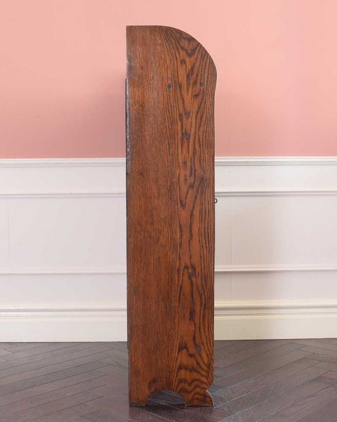 アンティークのキャビネット　アンティーク家具　英国から届いたアンティーク家具、ガラス扉のデザインが美しい木製のブックケース（本棚） 。横から見てもステキもちろん横もキレイに修復していますので、横顔だって美しいんです。(q-1821-f)