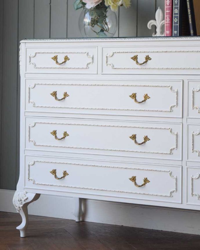 アンティークのチェスト アンティーク家具 フランスのアンティーク家具、ドレッシーなツインチェスト(ガラス天板)。収納だけじゃなく見た目でも楽しめます女性らしく素敵なデザインなので、チェストと言っても収納として使うだけじゃなく、置くだけでワクワクしてしまうアンティーク。(q-1822-f)