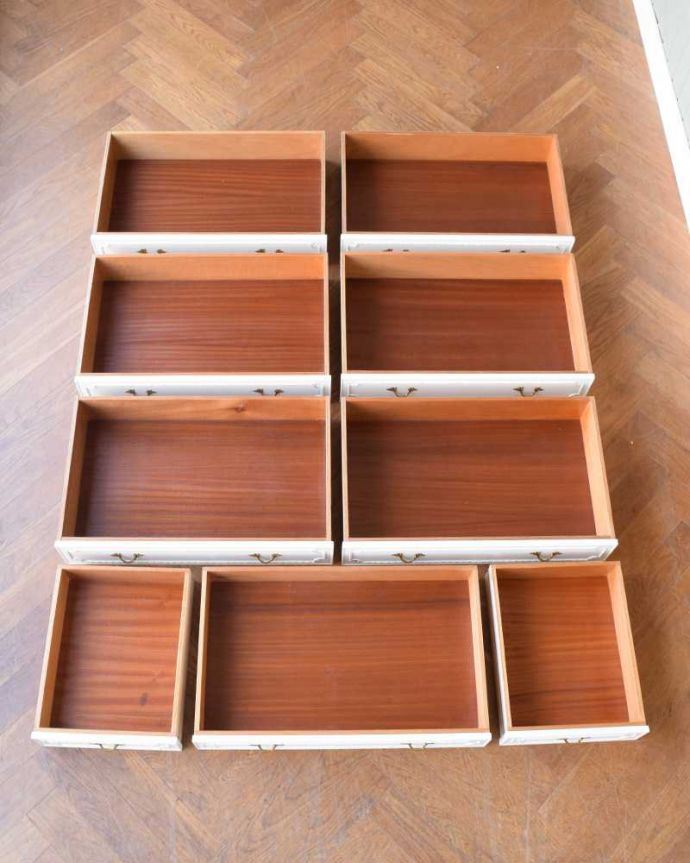 アンティークのチェスト アンティーク家具 フランスのアンティーク家具、ドレッシーなツインチェスト(ガラス天板)。お洋服もたっぷり収納出来ます修復する時、引き出しの中も職人がキレイにしました。(q-1822-f)