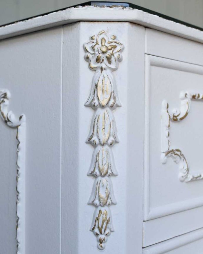 アンティークのチェスト アンティーク家具 フランスのアンティーク家具、ドレッシーなツインチェスト(ガラス天板)。やっぱりココがフランスらしい美しい彫にうっとり・・・ポイントポイントの装飾がキレイです。(q-1822-f)