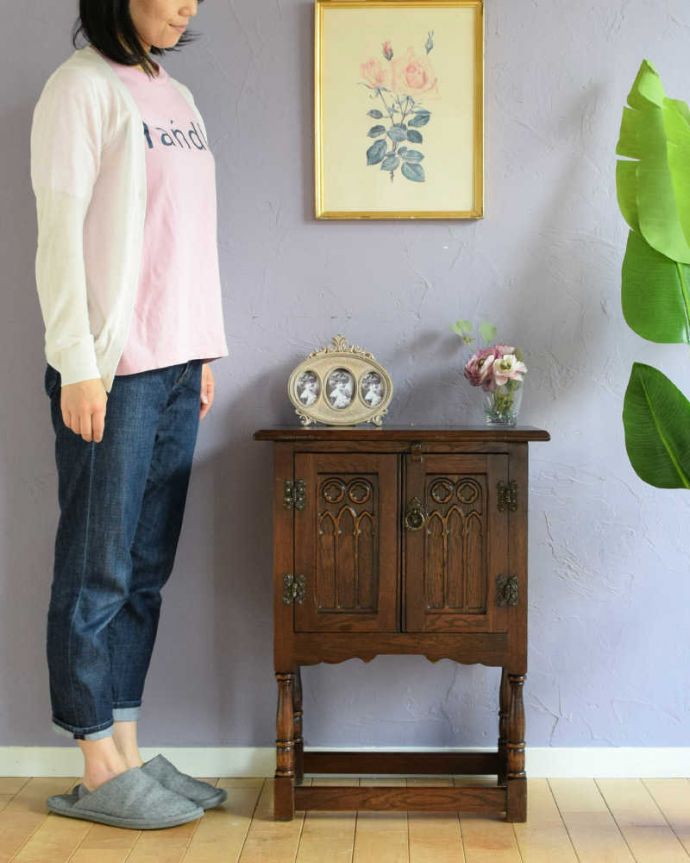 アンティークのキャビネット　アンティーク家具　扉の彫りがキレイな英国アンティーク家具、ペディスタルカップボード（サイドキャビネット）。落ち着いた英国アンティークの雰囲気漂うキャビネット英国らしい落ち着いた雰囲気。(q-1823-f)