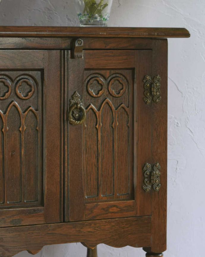 アンティークのキャビネット　アンティーク家具　扉の彫りがキレイな英国アンティーク家具、ペディスタルカップボード（サイドキャビネット）。キレイに修復しましたこのタイプの修復には自信があります！専門の職人がしっかりお直ししたので安心してお使い下さい。(q-1823-f)
