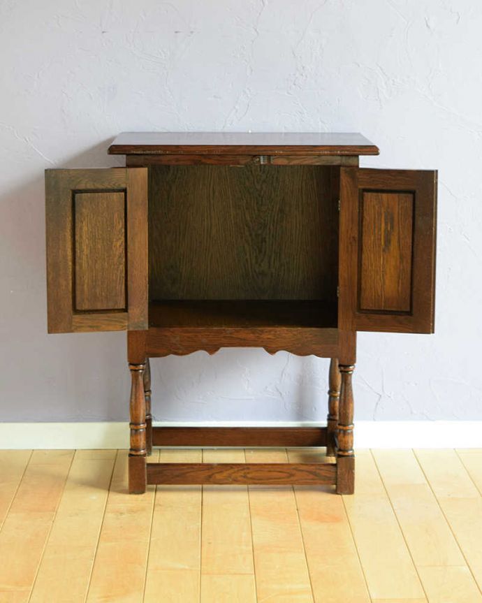 アンティークのキャビネット　アンティーク家具　扉の彫りがキレイな英国アンティーク家具、ペディスタルカップボード（サイドキャビネット）。扉の中を見てみると･･･中には木製の棚板が。(q-1823-f)