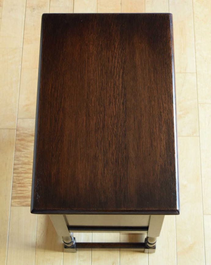 アンティークのキャビネット　アンティーク家具　扉の彫りがキレイな英国アンティーク家具、ペディスタルカップボード（サイドキャビネット）。上から見てるとこんな形のキャビネットです。(q-1823-f)