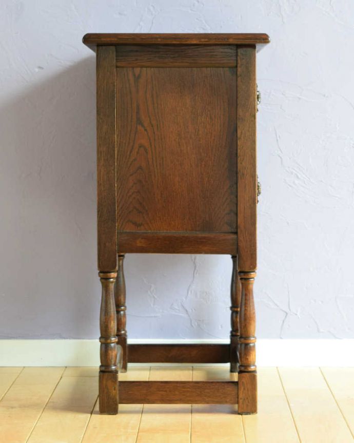 アンティークのキャビネット　アンティーク家具　扉の彫りがキレイな英国アンティーク家具、ペディスタルカップボード（サイドキャビネット）。クルッと回転。(q-1823-f)