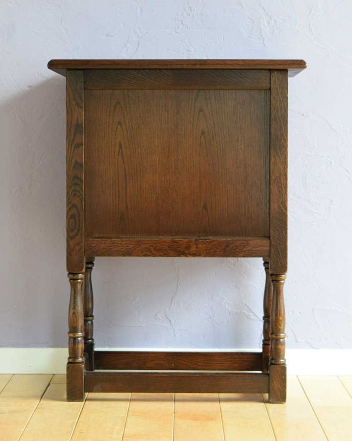 アンティークのキャビネット　アンティーク家具　扉の彫りがキレイな英国アンティーク家具、ペディスタルカップボード（サイドキャビネット）。後ろ姿もキレイですアンティークは新品ではないので、経年変化によるキズはありますが、専門の職人がキレイにお直しをしているので、後ろ姿もキレイです。(q-1823-f)