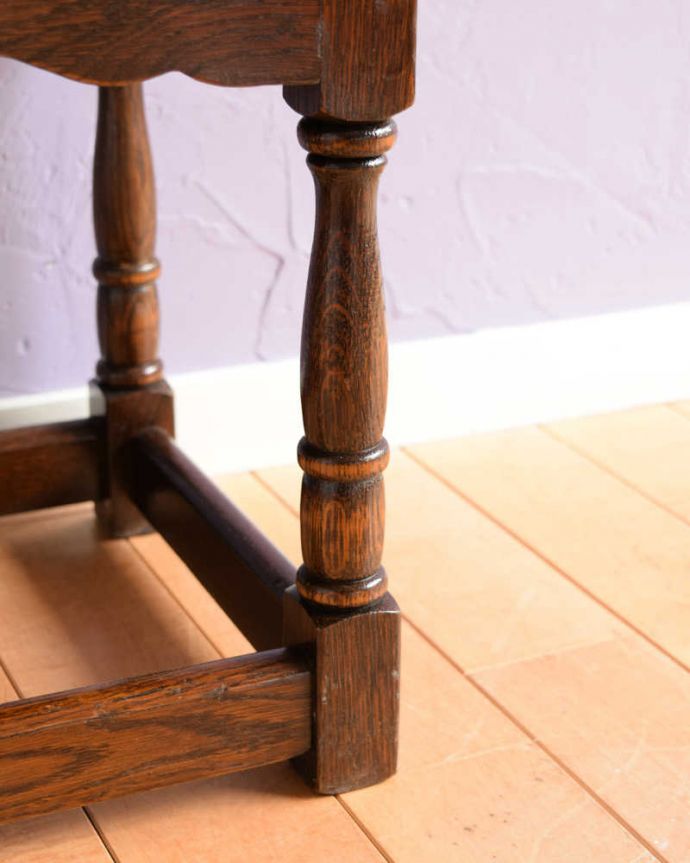 アンティークのキャビネット　アンティーク家具　扉の彫りがキレイな英国アンティーク家具、ペディスタルカップボード（サイドキャビネット）。女性１人でもラクに運べちゃうヒミツHandleのアンティークは、脚の裏にフェルトキーパーをお付けしているので、床を滑らせれば女性でも移動がカンタンに出来ます！ご安心下さい。(q-1823-f)