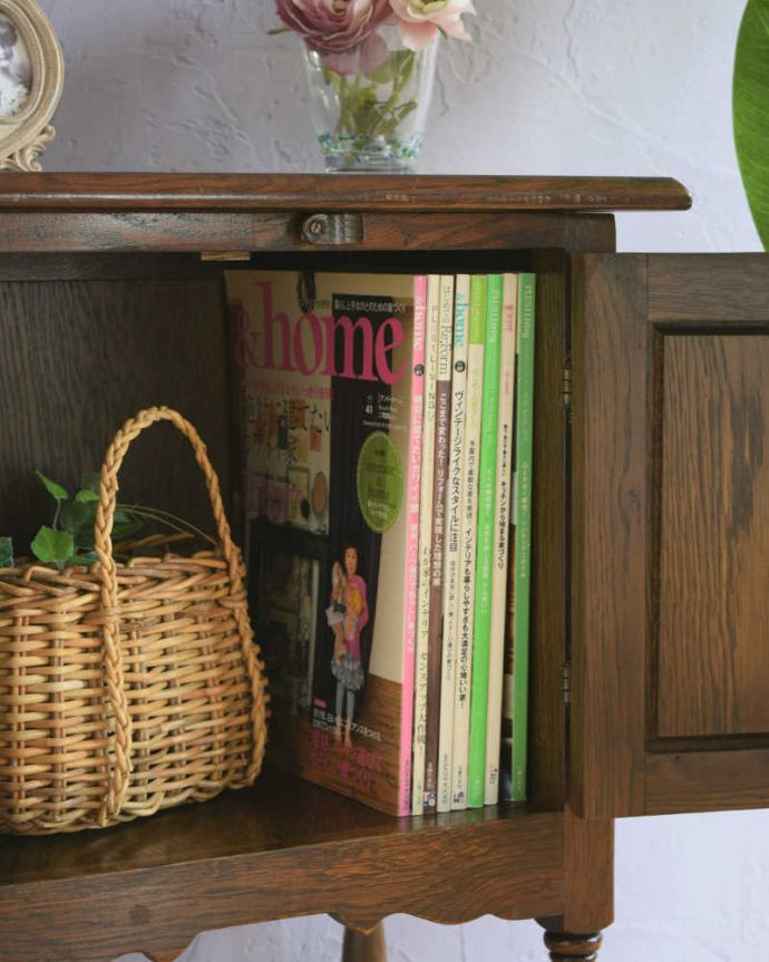 アンティークのキャビネット　アンティーク家具　扉の彫りがキレイな英国アンティーク家具、ペディスタルカップボード（サイドキャビネット）。扉の中は収納たっぷりA4サイズの雑誌までしっかり収納出来ちゃう大きさ。(q-1823-f)