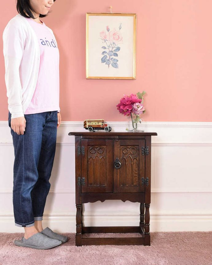 アンティークのキャビネット　アンティーク家具　扉の彫りがキレイな英国アンティーク家具、ペディスタルカップボード（サイドキャビネット）。落ち着いた英国アンティークの雰囲気漂うキャビネット英国らしい落ち着いた雰囲気。(q-1824-f)