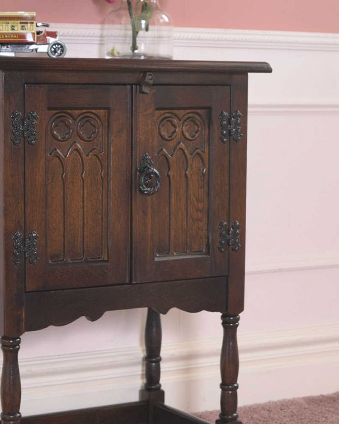アンティークのキャビネット　アンティーク家具　扉の彫りがキレイな英国アンティーク家具、ペディスタルカップボード（サイドキャビネット）。キレイに修復しましたこのタイプの修復には自信があります！専門の職人がしっかりお直ししたので安心してお使い下さい。(q-1824-f)