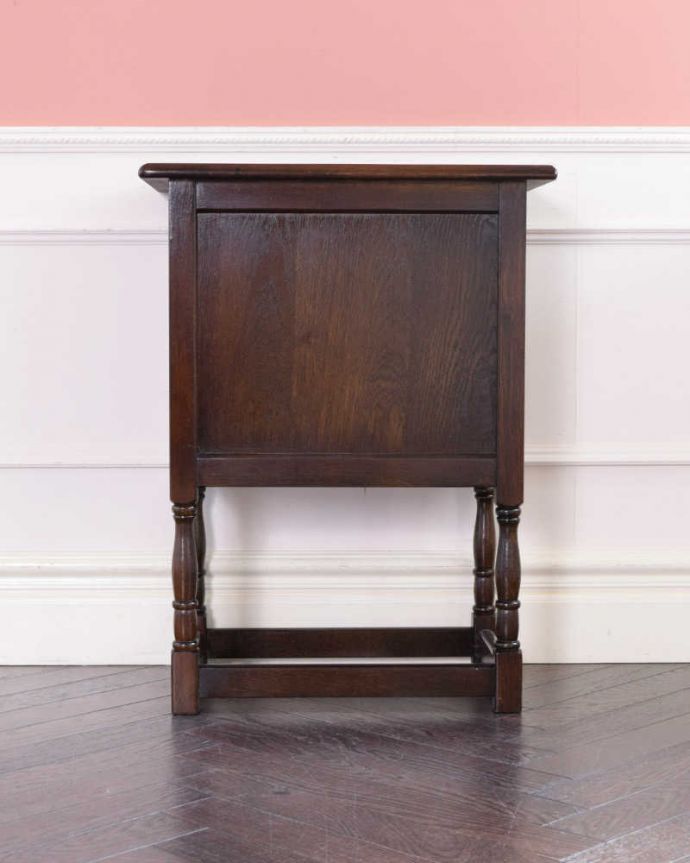 アンティークのキャビネット　アンティーク家具　扉の彫りがキレイな英国アンティーク家具、ペディスタルカップボード（サイドキャビネット）。後ろ姿もキレイですアンティークは新品ではないので、経年変化によるキズはありますが、専門の職人がキレイにお直しをしているので、後ろ姿もキレイです。(q-1824-f)