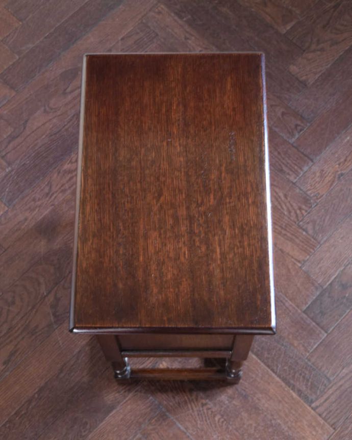 アンティークのキャビネット　アンティーク家具　扉の彫りがキレイな英国アンティーク家具、ペディスタルカップボード（サイドキャビネット）。上から見てるとこんな形のキャビネットです。(q-1824-f)