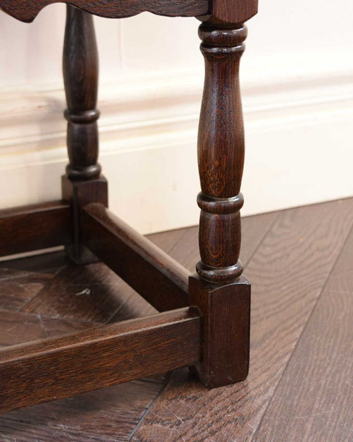 アンティークのキャビネット　アンティーク家具　扉の彫りがキレイな英国アンティーク家具、ペディスタルカップボード（サイドキャビネット）。女性１人でもラクに運べちゃうヒミツHandleのアンティークは、脚の裏にフェルトキーパーをお付けしているので、床を滑らせれば女性でも移動がカンタンに出来ます！ご安心下さい。(q-1824-f)