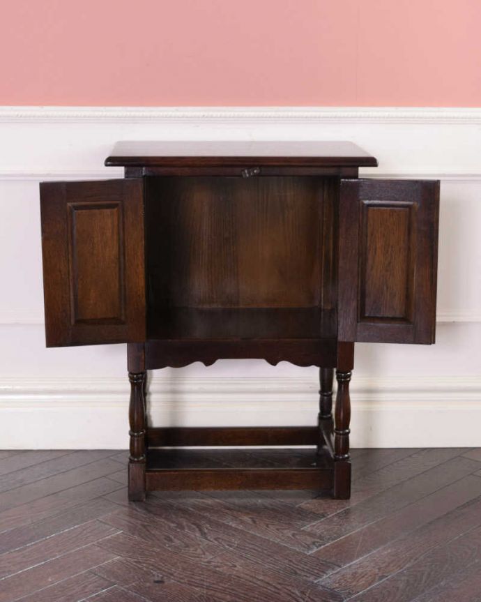 アンティークのキャビネット　アンティーク家具　扉の彫りがキレイな英国アンティーク家具、ペディスタルカップボード（サイドキャビネット）。扉の中を見てみると･･･中には木製の棚板が。(q-1824-f)