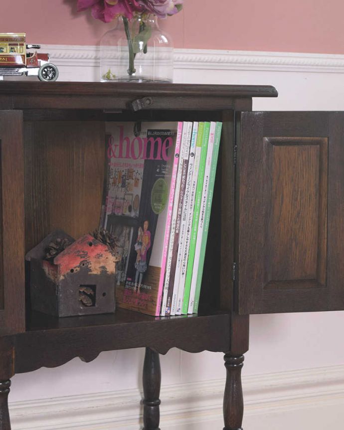 アンティークのキャビネット　アンティーク家具　扉の彫りがキレイな英国アンティーク家具、ペディスタルカップボード（サイドキャビネット）。扉の中は収納たっぷりA4サイズの雑誌までしっかり収納出来ちゃう大きさ。(q-1824-f)