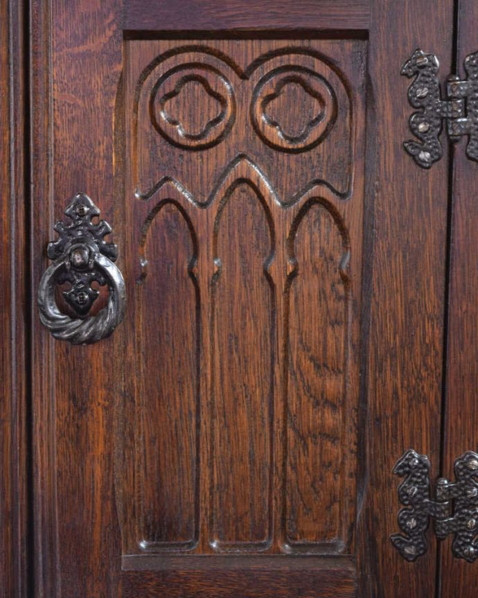 アンティークのキャビネット　アンティーク家具　扉の彫りがキレイな英国アンティーク家具、ペディスタルカップボード（サイドキャビネット）。惚れ惚れする彫の美しさこんなに堅い無垢材に一体どうやって彫ったんだろう？と不思議になるくらいアンティークらしく細かい彫りは眺めているだけでうっとりする美しさです。(q-1824-f)