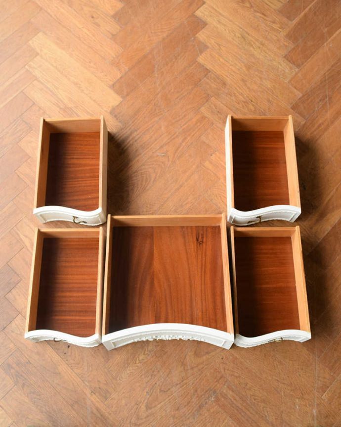 アンティークのドレッサー アンティーク家具 憧れの可愛いドレッシングテーブル(鏡台)、アンティークのフレンチインテリア 。引き出しの中もキレイに修復しました何も入れてもいいように職人がキレイにお直しした引き出しなので、中もキレイです。(q-1825-f)