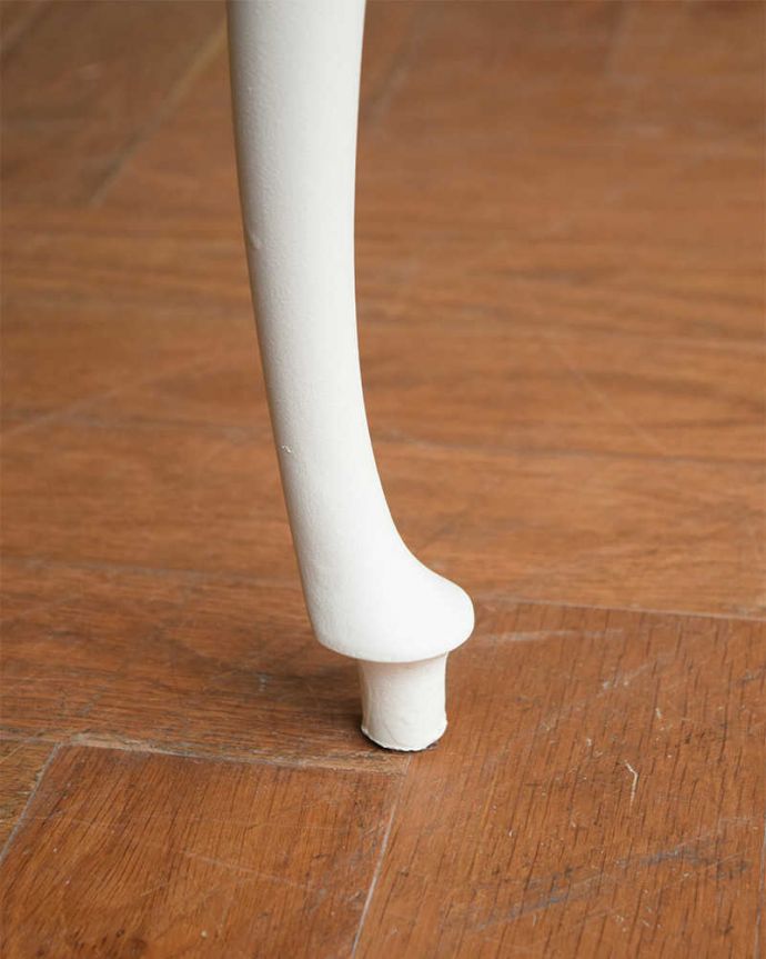 アンティークのドレッサー アンティーク家具 憧れの可愛いドレッシングテーブル(鏡台)、アンティークのフレンチインテリア 。女性1人でラクラク運べちゃう仕掛けHandleのアンティークは、脚の裏にフェルトキーパーをお付けしています。(q-1825-f)