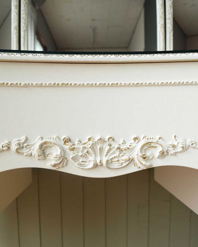 アンティークのドレッサー アンティーク家具 憧れの可愛いドレッシングテーブル(鏡台)、アンティークのフレンチインテリア 。フランスらしく美しい彫見ているだけで優雅な気分になっちゃう彫。(q-1825-f)