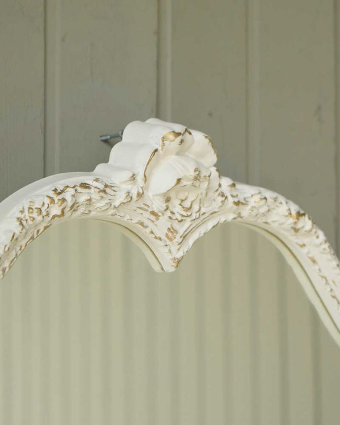 アンティークのドレッサー アンティーク家具 憧れの可愛いドレッシングテーブル(鏡台)、アンティークのフレンチインテリア 。一瞬でお姫様気分にしてくれますトップの女性らしいお花が身支度する時間を特別なものにしてくれます。(q-1825-f)