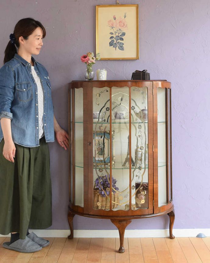 アンティークのキャビネット アンティーク家具 シルバーのリース模様がきらきら輝くアンティークキャビネット。どこからでも中が見える半月型のキャビネット半月型をしたハーフムーンのキャビネットは、グルっと180度、どの場所からも中が美しく見える人気のキャビネットです。(q-1826-f)